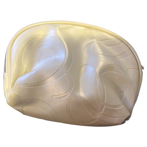 👗5/$25 - Cream Makeup Bag w/ Iridescent Finish - Picture 1 of 1